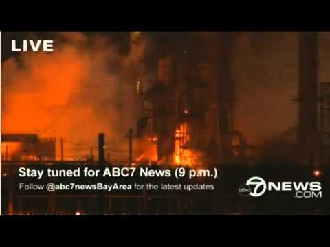 La refinería más grande de Chevron ardió en llamas El 7 de agosto de este año en Richmond, California, se produjeron fuertes explosiones y se desataron dos incendios, en la refinería más grande de Chevron, en su planta de crudo número 4, cuando un equipo de inspección descubrió una fuga creciente.