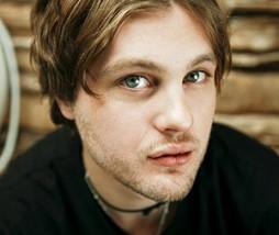 Michael Pitt se une a The First