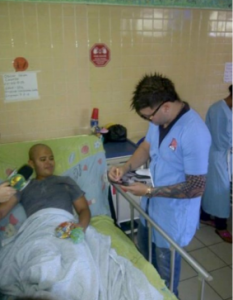 farruko en los hospitales 233x300 Noticia Urbana: Farruko hace felices a niños pacientes de cáncer