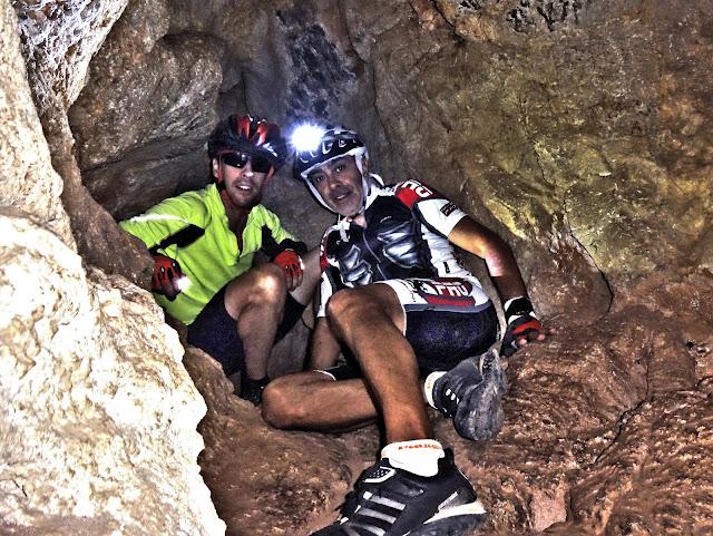 30 km de Mountain Bike y visita a la Cova Negra... Un entrenamiento diferente...!!