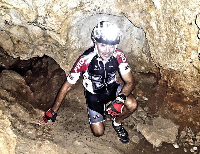 30 km de Mountain Bike y visita a la Cova Negra... Un entrenamiento diferente...!!