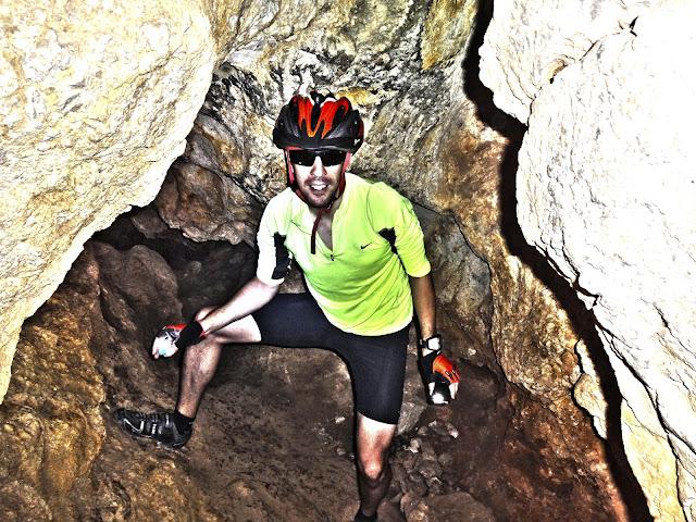 30 km de Mountain Bike y visita a la Cova Negra... Un entrenamiento diferente...!!