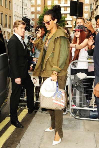 Rihanna - Rihanna Leaves Her London Hotel