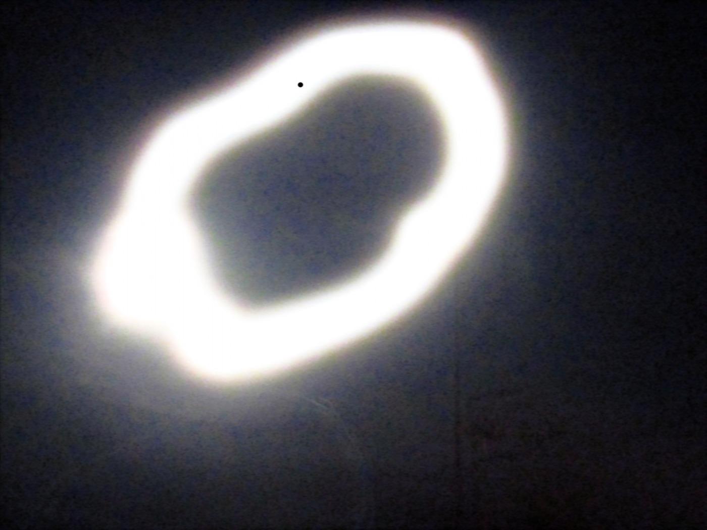 La luna llena del 31 de agosto (segunda en el mes) moviendo mi cámara durante 2 segundos hasta formar un anillo de luz - luego algunos ajustes en mi ordenador