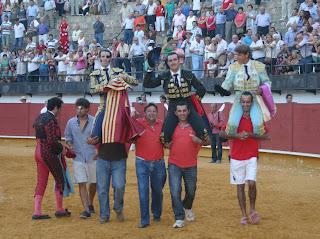 TRIPLE SALIDA A HOMBROS EN PRIEGO EN UNA TARDE HUÉRFANA DE TOREO