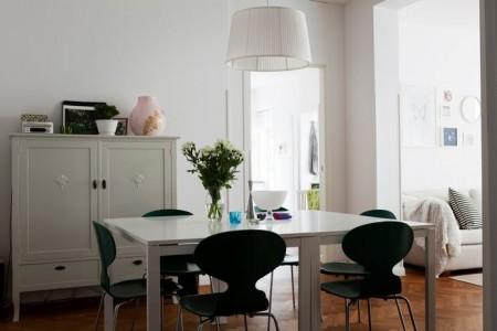 Sillas Hormiga de Fritz Hansen Kitchen Aid en rojo jarra termo de Stelton Estilo nórdico elegante estilo nórdico decoración estantería en blanco de String diseños de interiores cocinas diseño de interiores diseño d interiores decoración y diseño de interiores decoración salones decoración salón decoración interiorismo decoración interiores decoración del hogar decoración de diseño casas de diseño de interiores blog interiorismo blog decoración nórdica alta decoración 