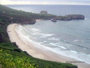 Playa de Torimbia en Llanes: en pleamar