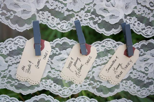 Tutorial: ¡Haz el seating de tu boda con... blondas, pinzas y un palet!