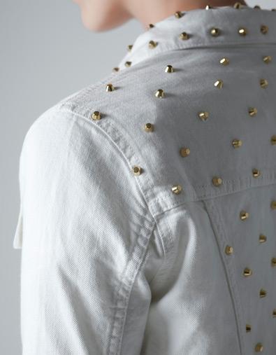 Purchase of the week (30): Cazadora denim blanca con tachuelas gold