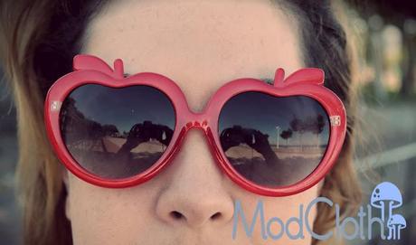 Mis gafas rojas......Apple sunglasses by Modcloth
