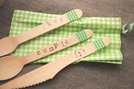 cubiertos de madera La mesa de dulces del 2º cumple de Iker!