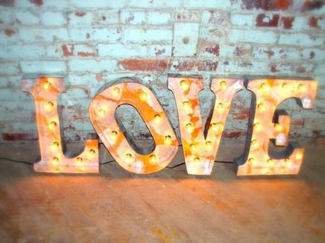 LOVE en letras luminosas DIY letras decorativas iluminacion lamparas caseras