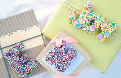 DIY tutorial letras esponja adornadas con virutas de colores o confeti