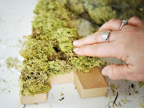 Letras decorativas de papel mache cubiertas con musgo DIY tutorial letras decorativas para bautizos