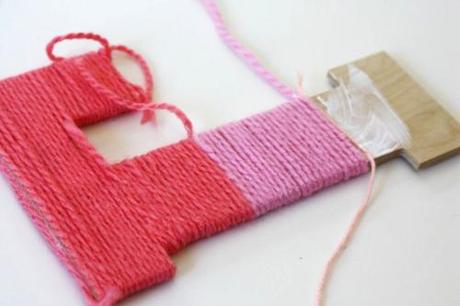 Tutorial DIY de letra de madera decorada con lana de colores como decorar letra inicial con lana o hilo de colores