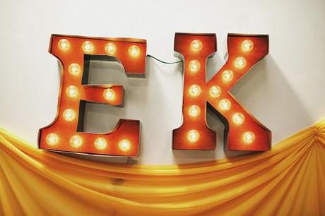 Letras decorativas y luminosas para adornar fiestas DIY letras iniciales para adornos decoracion iluminacion casera