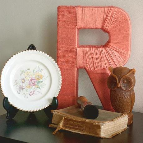 Letra inicial decorativa forrada con lana Adorno de letra de cartón forrada con hilo o lana de color