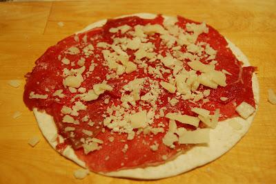 Rollitos de carpaccio con queso Parmesano y crema de vinagre de Módena