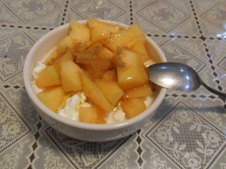 Requeson con melon y agua mineral