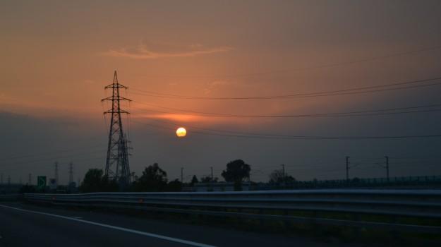 Hermoso atardecer en la ruta hacia los Alpes Italianos