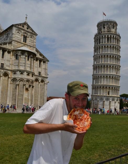 ¡Entrándole a una buena Pizza en Pisa!