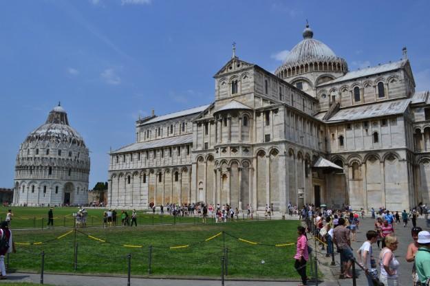 Los otros edificios de la Piazza dei Miracoli no se quedan atrás