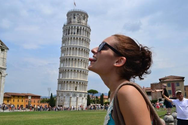 Jani lamiendo la torre de Pisa