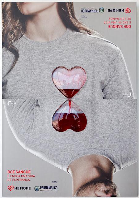 Un póster con sangre incluída