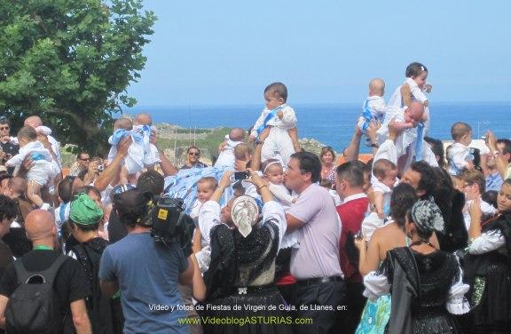 Fiestas de Virgen de Guia, en Llanes: Bebes consagrados a Virgen Guia
