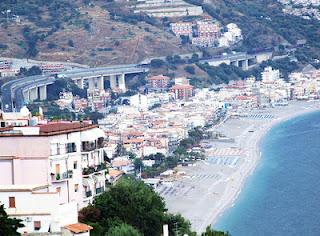 Letojanni: la playa que limita con Taormina