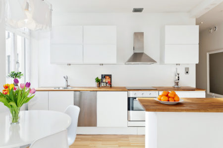 53 m² decorados en blanco tarima decoracion suelo laminado sillas eames blancas sillas cartel muebles de ikea mesa tulip estilo nórdico decoración diseño de interiores decoración y diseño de interiores decoración salones decoración salón decoración minimalista decoración interiorismo decoración interiores decoración espacios diáfanos decoración en blanco decoración de pisos pequeños decoración de diseño blog decoración nórdica alta decoración