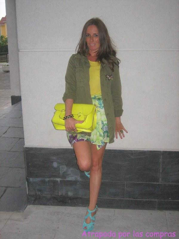TROPICAL SKIRT & KHAKI OVERSHIRT