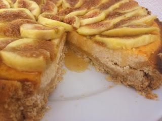 TARTA DE HIGOS, REQUESÓN Y MIEL