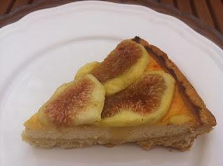 TARTA DE HIGOS, REQUESÓN Y MIEL