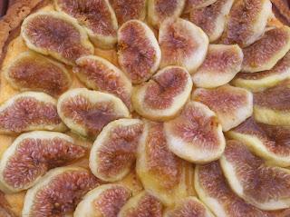 TARTA DE HIGOS, REQUESÓN Y MIEL