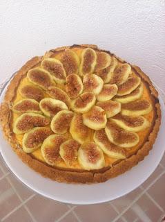 TARTA DE HIGOS, REQUESÓN Y MIEL