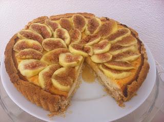TARTA DE HIGOS, REQUESÓN Y MIEL