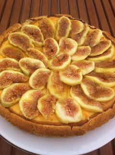 TARTA DE HIGOS, REQUESÓN Y MIEL