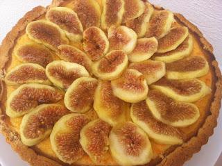 TARTA DE HIGOS, REQUESÓN Y MIEL