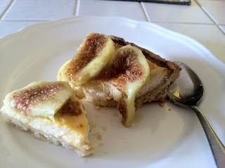 TARTA DE HIGOS, REQUESÓN Y MIEL