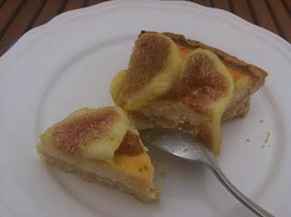 TARTA DE HIGOS, REQUESÓN Y MIEL