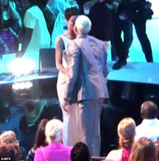 ¡Sin palabras! Rihanna besa a Chris Brown en los Premios MTV (Fotos)