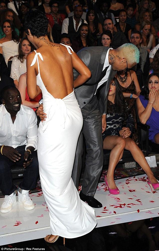 ¡Sin palabras! Rihanna besa a Chris Brown en los Premios MTV (Fotos)