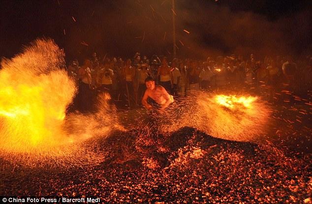 Caminando sobre el fuego en China. Impresionantes fotografías.