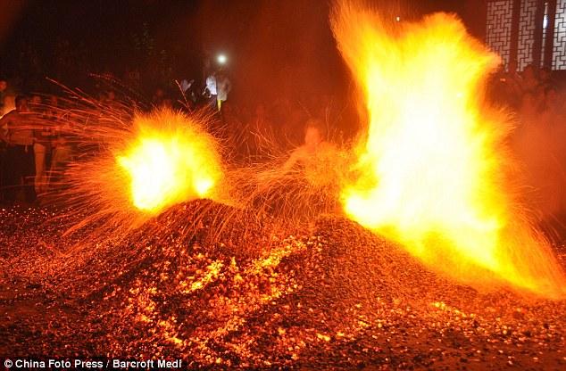 Caminando sobre el fuego en China. Impresionantes fotografías.