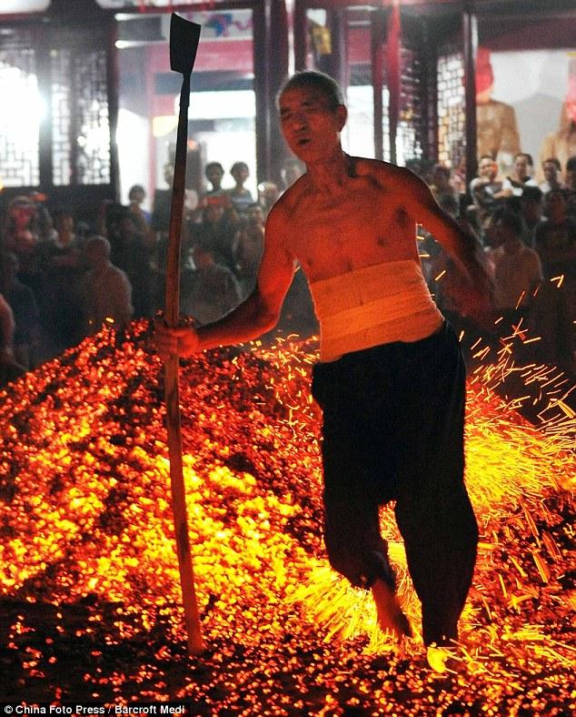 Caminando sobre el fuego en China. Impresionantes fotografías.