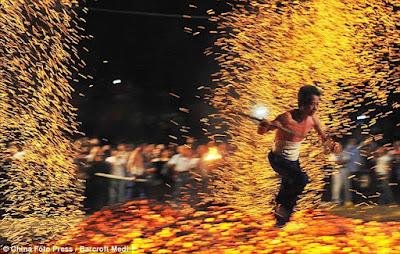 Caminando sobre el fuego en China. Impresionantes fotografías.