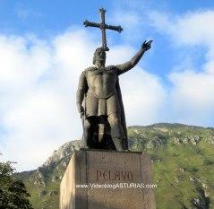 Santuario de Covadonga: Estatua de Don Pelayo