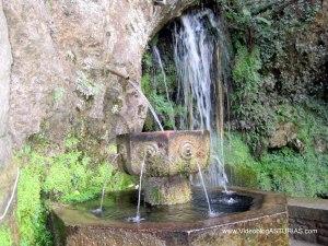 Santuario de Covadonga : Fuente de los 7 caños