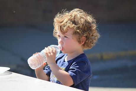 El consumo de agua puede evitar el sobrepeso infantil